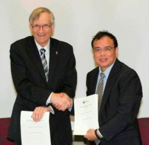 Flinders Vice-Chancellor Professor Michael Barber with CSU Vice-President, Professor Zhuohua Zhang.