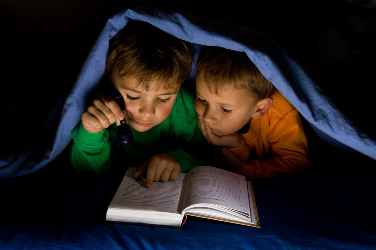 Scheduling intensive reading activities in the evening, along with frequent breaks for distance viewing, may prevent the development of myopia in children. Photo: iStock.