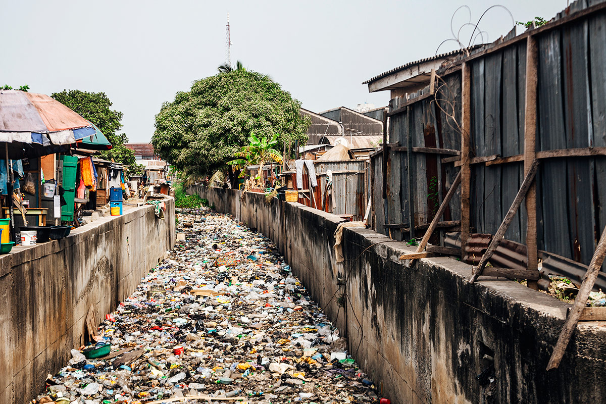 Garbage fills a canal in Lagos, Nigeria. Photo: Getty Images.