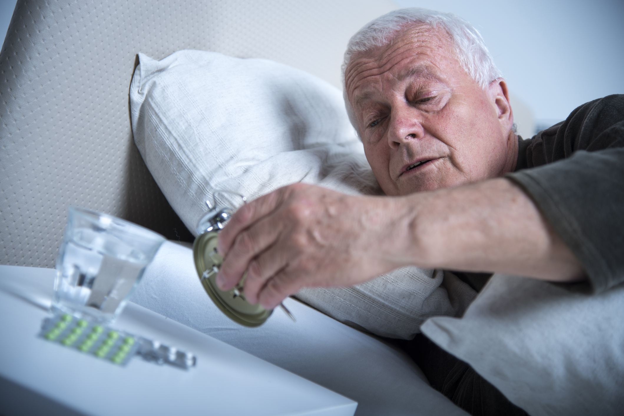 Пожилые мало спят. Бессонница у пожилых. Нарушение сна у пожилых. Сон пожилых. Нарушение сна в пожилом и старческом возрасте.
